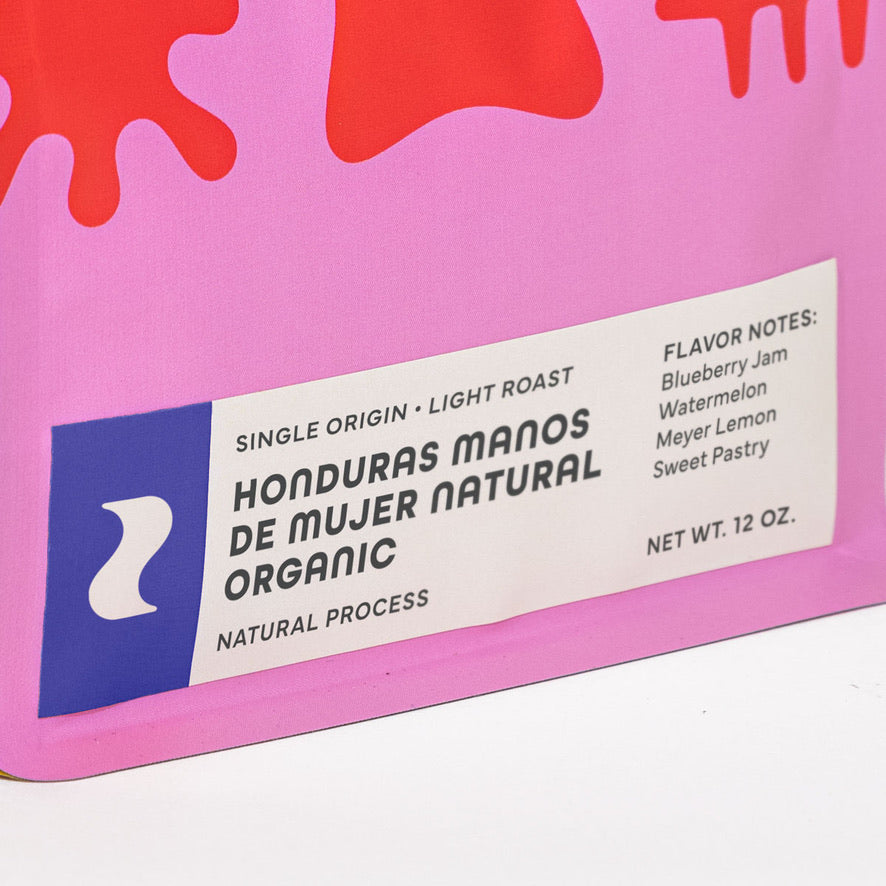 Close-up of the Honduras Manos de Mujer Natural label with flavor notes.